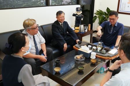 中秋佳節送祝福 走訪警消表感恩