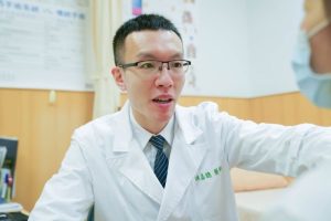 氣管被擠歪一邊　手術掏出芭樂般大甲狀腺結節