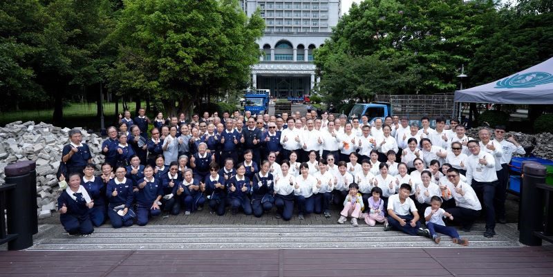 心手相連為愛鋪路 職志協力鋪設連鎖磚20250802 1