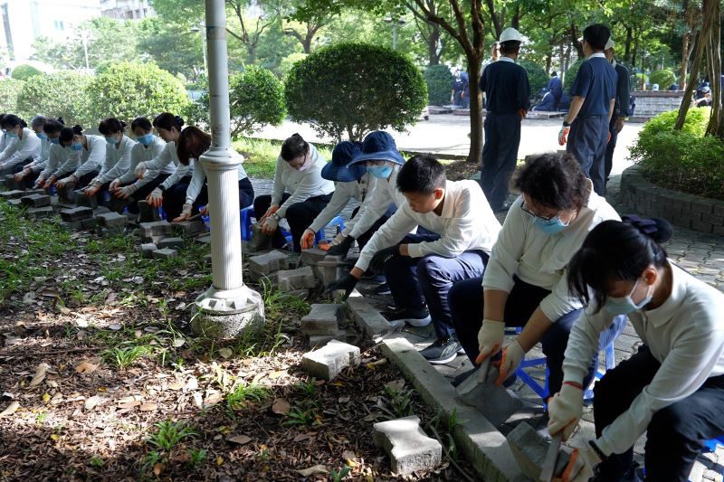心手相連為愛鋪路 職志協力鋪設連鎖磚20250802 13