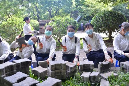 心手相連為愛鋪路 職志協力鋪設連鎖磚20250802 15