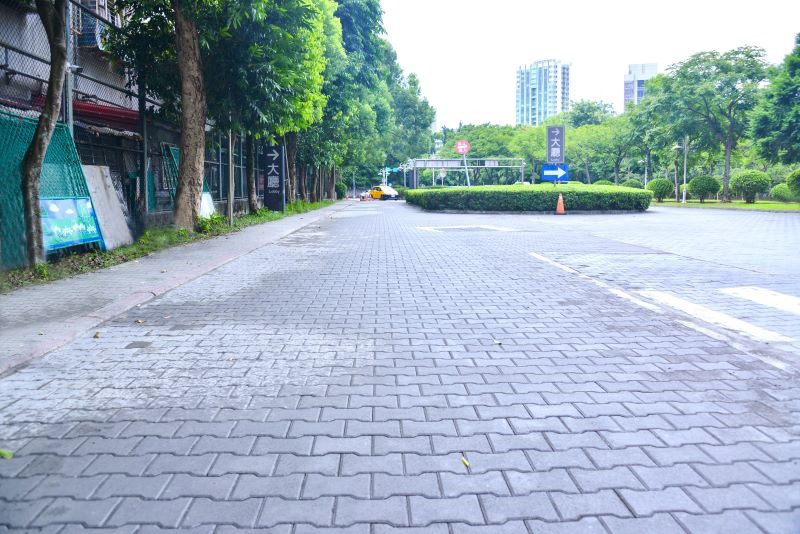 心手相連為愛鋪路 職志協力鋪設連鎖磚20250802 20