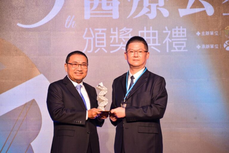 以專業傳遞愛與希望 北慈八醫師及醫事人員榮獲醫療公益獎 20251104 1