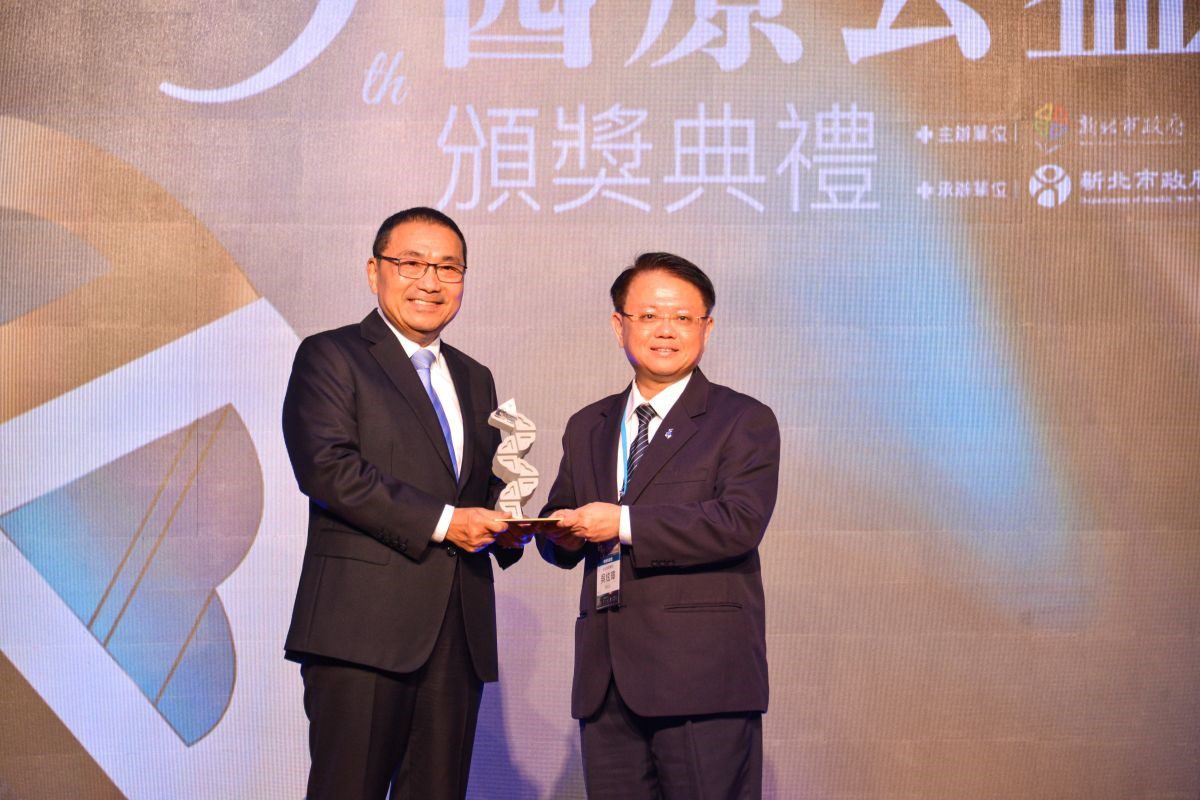 以專業傳遞愛與希望 北慈八醫師及醫事人員榮獲醫療公益獎 20251104 3