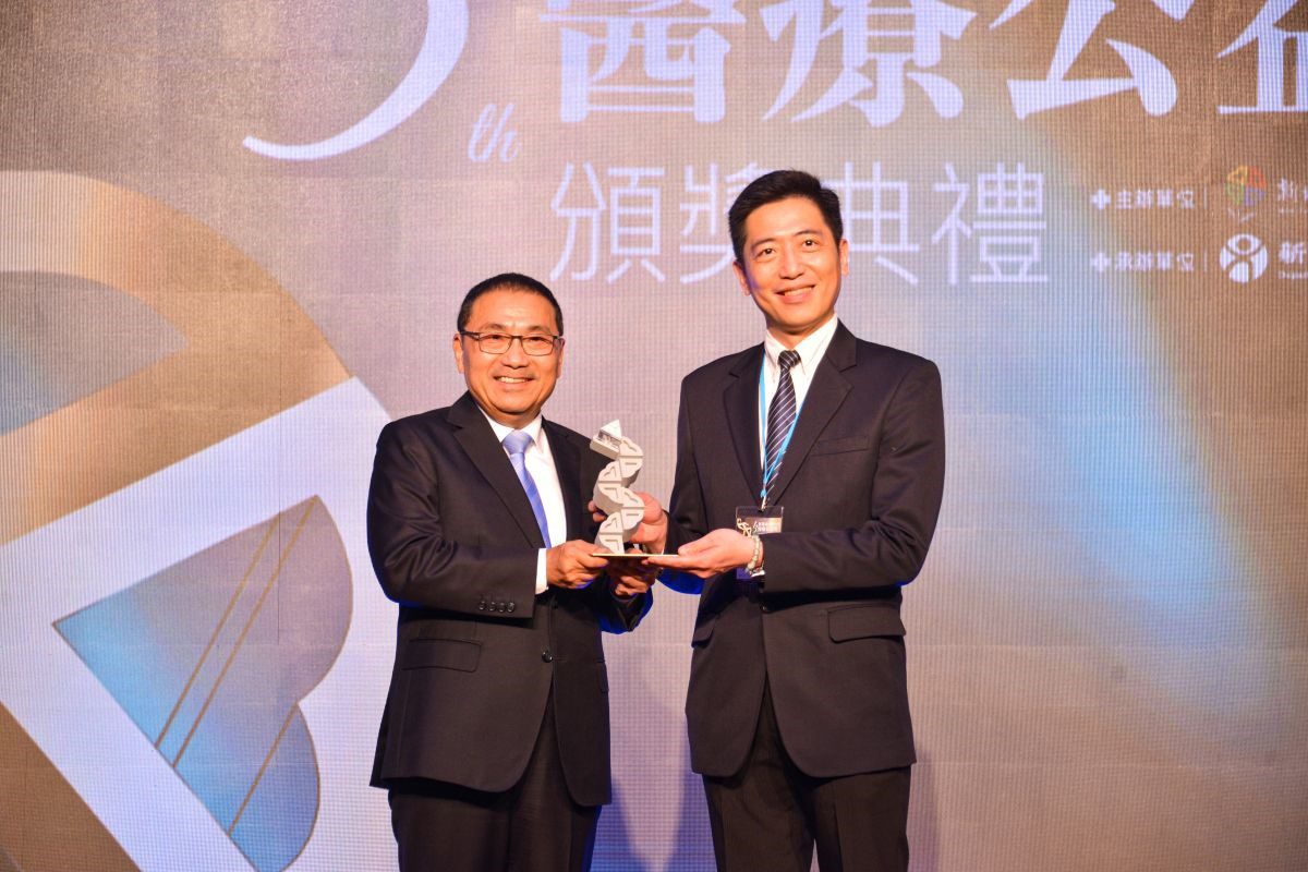 以專業傳遞愛與希望 北慈八醫師及醫事人員榮獲醫療公益獎 20251104 4