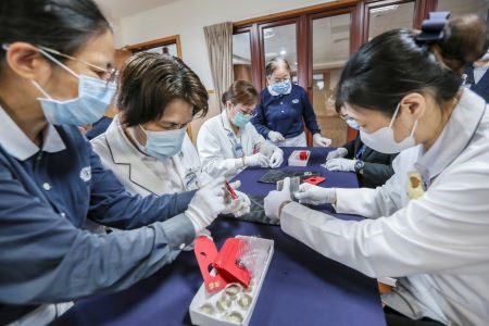 福慧紅包暖歲末 以手傳心結善緣 20251110 12