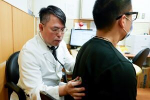 Read more about the article 肺部白影非肺炎！竟是蛋白質沉積症 全肺灌洗恢復健康呼吸