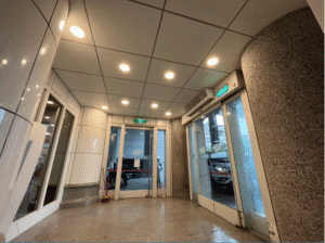 Read more about the article 設置風除室，改善大廳悶熱，打造宜人節能的就醫空間