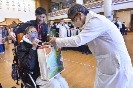 寒冬送暖進社區　義診發放傳遞愛 20260131 26