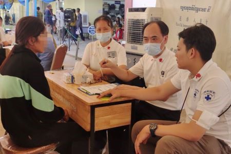 跨國義診見苦知福 人醫團隊深入柬國送暖 20260330 9