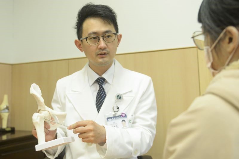 下背痛元兇找到了！正前開微創手術助七旬翁重獲行動力 20260422 2