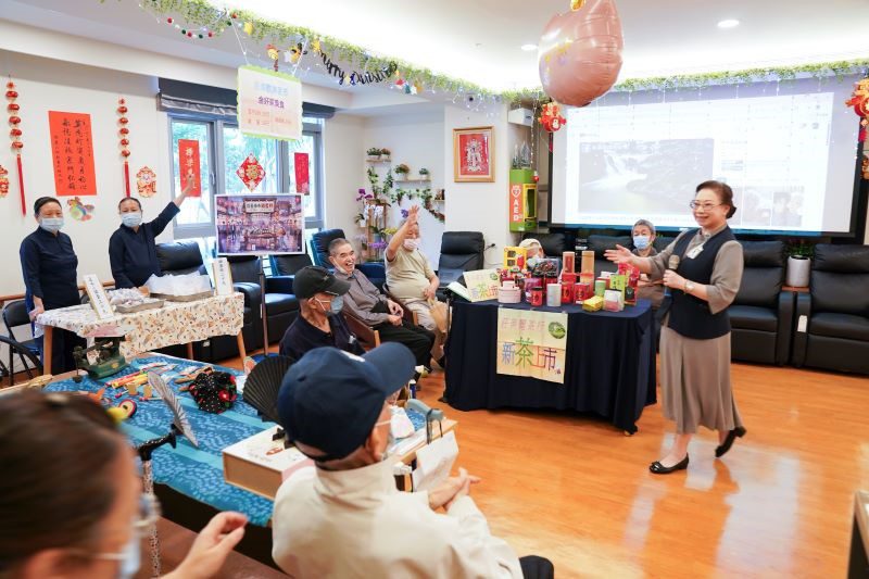台北慈院日照中心「限定夜市」 勾起長輩歡喜懷舊情 20260421 10