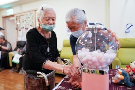 台北慈院日照中心「限定夜市」 勾起長輩歡喜懷舊情 20260421 8 台北慈院日照中心「限定夜市」 勾起長輩歡喜懷舊情 20260421 8