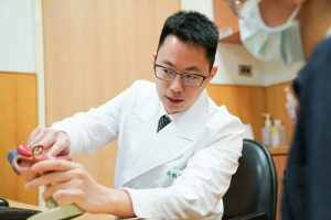 Read more about the article 中風竟是心臟內有巨大血栓 開心取栓合併左心耳關閉降風險